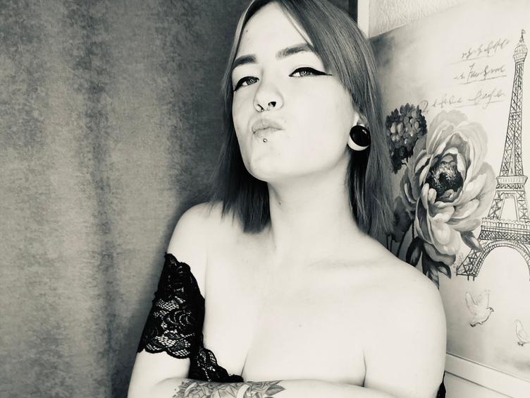 SOFT, SENSUAL LADY! You`ll see when you visit my chat - I was born to pleasure you. ;) I`m a dancer, and would like to share my talent with you. 