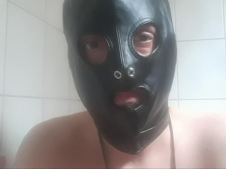 Hallöchen ich bin Felix 32, liebe es mich schon vor anderen zu befriedigen und dabei meine Maske zu tragen